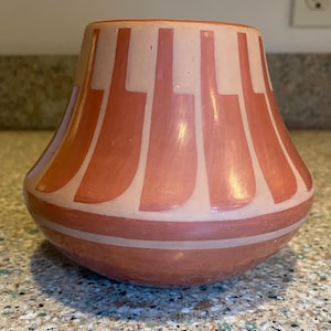 Jarrón de cerámica policromada del Pueblo de San Ildefonso, firmado, con la inscripción "Maíz azul (Crucita Calabaza)".