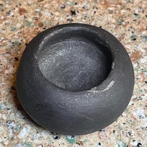 Op de afbeelding: Een rustiek houten bord met de tekst "Welcome to our home" in witte letters. Het bord heeft een verweerde afwerking en een eenvoudig, uitnodigend ontwerp, perfect voor een veranda of entree.