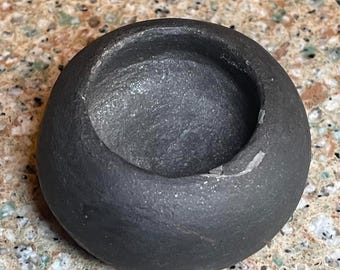 Cuenco de cerámica negra de San Ildefonso Pueblo, con diseño de colibrí y flores, firmado por un nativo americano. Miniatura.