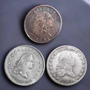 Pode incluir: Três moedas antigas. Duas são de prata e uma de bronze. Cada moeda apresenta a palavra "LIBERTY" e um perfil. As moedas de prata são datadas de 1794 e 1795. A moeda de bronze é datada de 1793.
