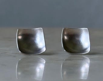 Pendientes de botón delicados de plata de ley – Pequeños pendientes cuadrados minimalistas