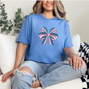 T-shirt carte drapeau des États-Unis, chemise 4 juillet, chemise ruban bleu rouge, t-shirt nœud coquette, chemise femme patriotique, chemise maman américaine