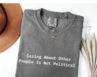 Camiseta Comfort Colors® "Preocuparse por los demás no es político", Camiseta Comfort Colors, Camiseta liberal, Regalo feminista, Camiseta de justicia social