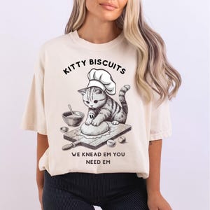 Comfort Colors® Funny Kitty Biscuits Bakery Shirt, We Knead Em You Knead Em Shirt, T-shirt katteneigenaar, shirt schattige kat bakken, humoristische bakkerijkat