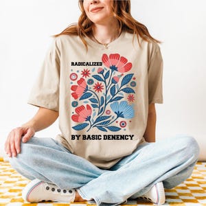 Radikaliserad av grundläggande anständighet T-shirt: Politisk aktivist T-shirt