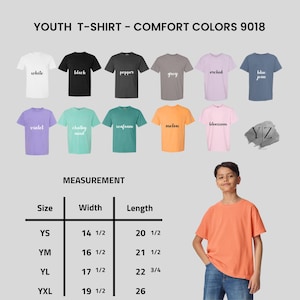 以下が含まれることがあります： 白、黒、ブルージーンズなど、さまざまな色のユースTシャツのセレクション。画像には、幅と長さのインチ単位の測定値を含むサイズチャートも表示されています。「YOUTH T-SHIRT - COMFORT COLORS 9018」というテキストが上部にあります。