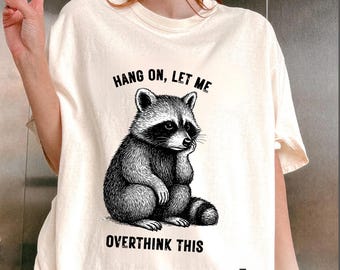 Comfort Colors® Hang On Let Me Overthink Shirt, sarkastisches Sprichwort, Waschbär Meme Shirt, lustiges Waschbär-Shirt, lustiges Frauen-T-Shirt, trendiges Shirt