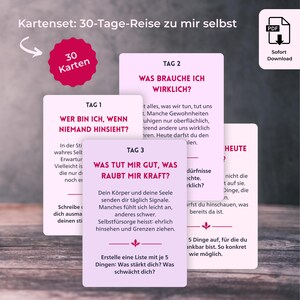 Può includere: Un set di 30 carte per un viaggio di 30 giorni alla scoperta di sé. Le carte sono bianche con testo nero e presentano spunti di riflessione. Un cerchio rosa indica il numero di carte. Download PDF.