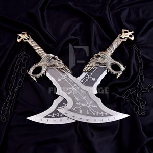 God of War Kratos Blade of Chaos Replica: Zinc Alloy, Stainless Steel