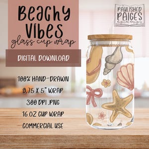 Op de afbeelding: Een glazen bekerwikkel met een strandthema, met illustraties van een slipper, schelpen, zeesterren en bloemen. De tekst "Beachy Vibes" en "Digital Download" worden weergegeven. De wikkel is 24.77 x 12.7 cm en ontworpen voor een beker van 473 ml.