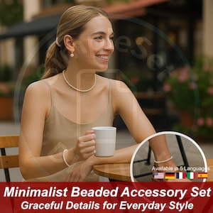 Może przedstawiać: Kobieta nosi minimalistyczny zestaw akcesoriów z koralików, w tym naszyjnik z pereł, bransoletkę i kolczyki. Zestaw jest prezentowany z tekstem "Minimalist Beaded Accessory Set, Graceful Details for Everyday Style."
