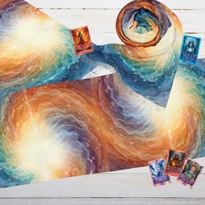 Pode incluir: Um tecido enrolado e dois tecidos planos exibem um design abstrato vibrante com padrões em espiral em azul, laranja e amarelo. Várias cartas de tarô são colocadas ao redor dos tecidos, criando uma atmosfera mística.