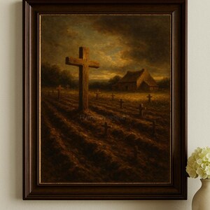 Puede incluir: Una pintura enmarcada representa una escena de cementerio con una gran cruz de madera en primer plano y cruces más pequeñas en el campo. Un edificio es visible en el fondo bajo un cielo nublado. El marco es de color marrón oscuro.