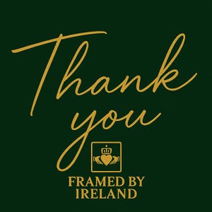 Może przedstawiać: Ciemnozielone tło ze złotym napisem "Thank you". Poniżej złoty kwadrat z motywem serca i korony oraz złotymi słowami "FRAMED BY IRELAND".