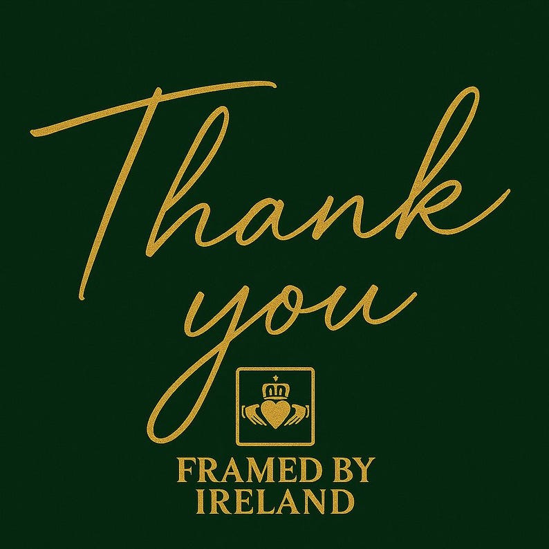 Może przedstawiać: Ciemnozielone tło ze złotym napisem "Thank you". Poniżej złoty kwadrat z motywem serca i korony oraz złotymi słowami "FRAMED BY IRELAND".