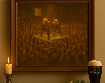 Puede incluir: Pintura enmarcada de un combate de boxeo en un ring, rodeada de una multitud. Una vela en un portavelas de latón y una pinta de Guinness en primer plano. La pintura tiene un tono sepia cálido, con una bandera al fondo.