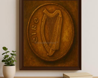 Puede incluir: Una obra de arte enmarcada que representa una moneda irlandesa con un diseño de arpa y la palabra «eire». La obra de arte está en un marco marrón y se exhibe sobre una superficie de madera. También se ven una pequeña planta y libros.