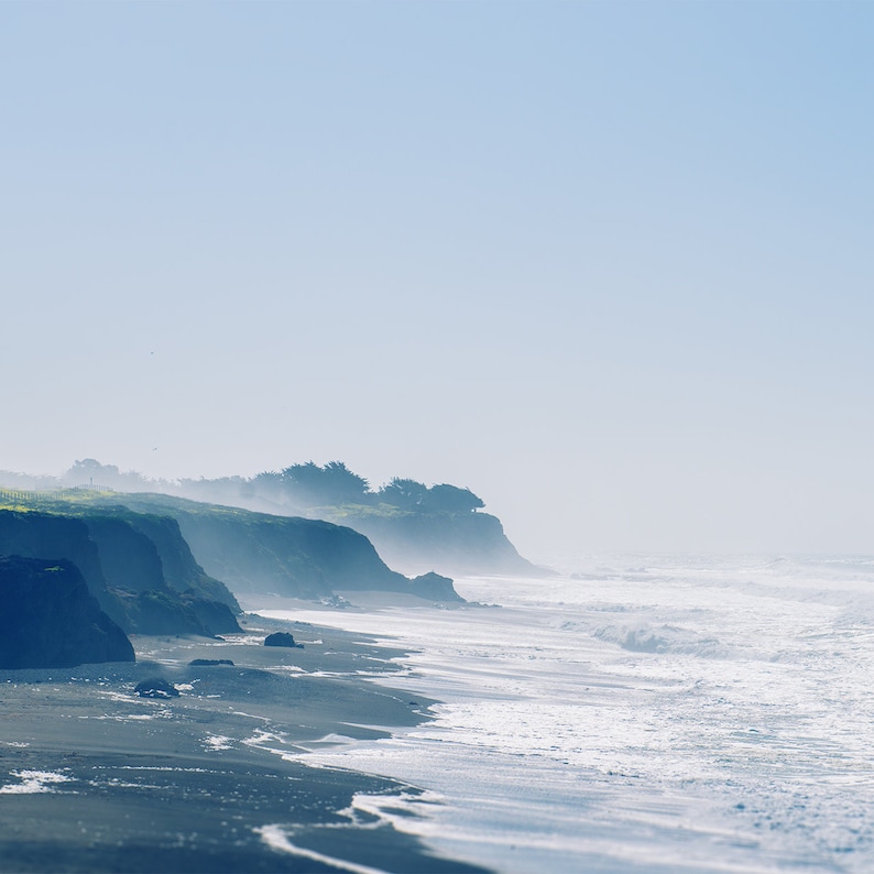 Fotografía de playa de California, decoración de casas costeras, impresión de costa brumosa, arte de casa de playa, arte de pared náutica, arte de paisaje costero imagen 4