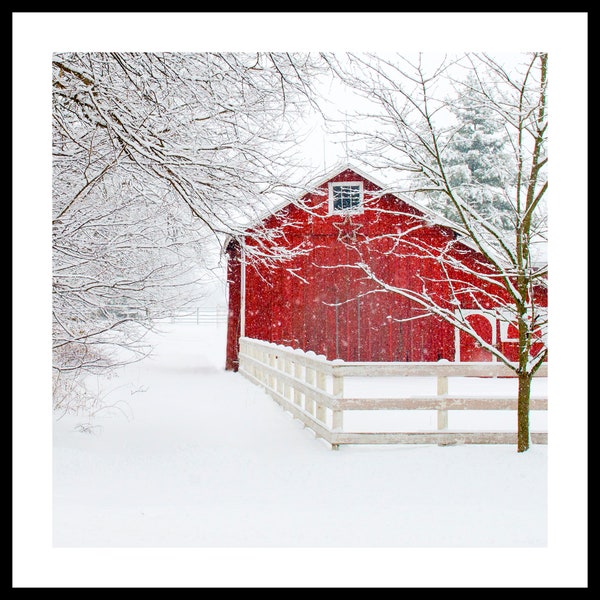 Print rode schuur in de sneeuw, landschapsfoto schuur, moderne kunst aan de muur landhuis, wintersneeuwfotografie, rustiek muurdecor