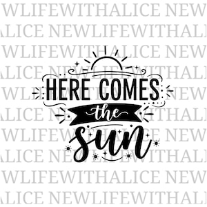 Puede incluir: Gráfico en blanco y negro con el texto "HERE COMES the SUN". El diseño incluye un sol, estrellas y adornos decorativos. El fondo es un patrón repetido de las palabras "WLIFEWITHALICE NEW".