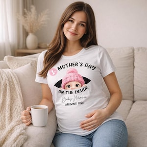 Maglietta personalizzata per la prima festa della mamma all'interno, maglietta personalizzata per l'annuncio della gravidanza, regalo per la mamma in arrivo nel 2026, mamma per la prima volta
