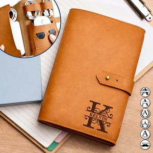 Könnte beinhalten: Ein Set aus drei Keramikbechern mit gesprenkelter, matter Oberfläche. Die Becher sind in Creme-, Hellgrau- und Dunkelgrautönen gehalten. Jeder Becher hat ein schlichtes, minimalistisches Design, ideal für Kaffee oder Tee. Die Becher sind etwa 10 cm hoch.