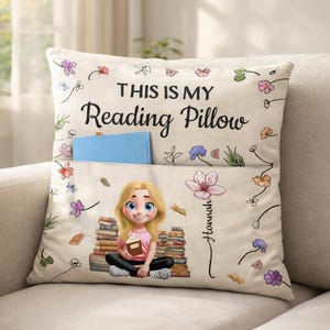Almohada de lectura personalizada con bolsillo, regalo personalizado para amantes de los libros, regalo para ella, regalo de bibliotecaria con flores del mes de nacimiento, almohada con nombre para la decoración del hogar.