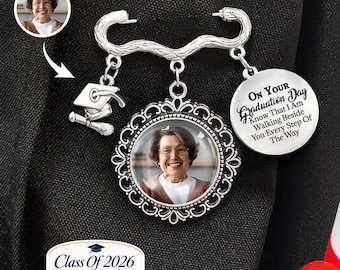 L'obtention du diplôme marche à côté de vous, épinglette commémorative de remise des diplômes personnalisée, breloque casquette photo personnalisée, hommage à pompon, cadeau de sympathie