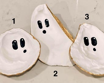 Handgeschilderde spookschotel met oesterschelp: Halloween-decor aan de kust