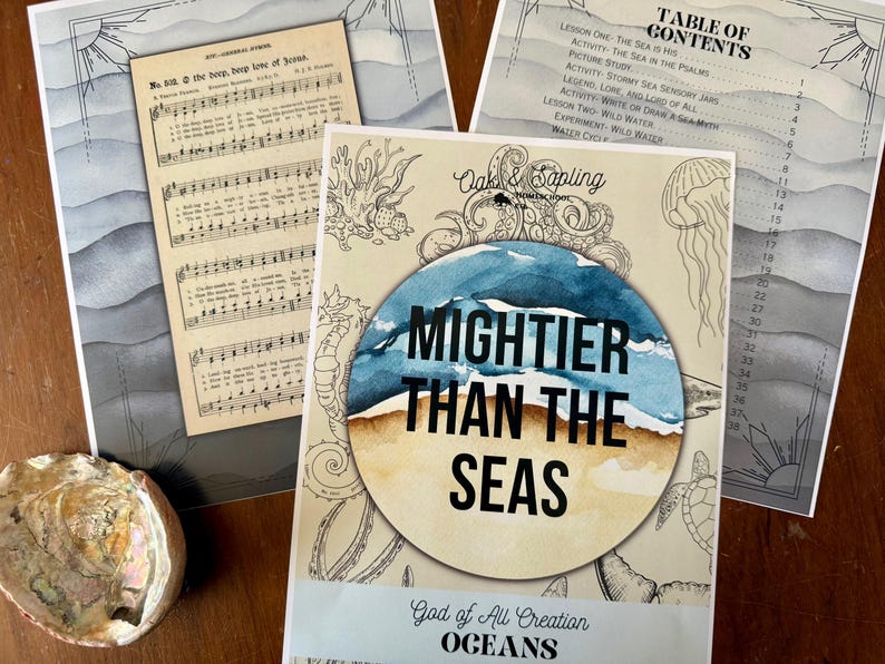 Peut inclure: Mat&eacute;riel p&eacute;dagogique sur le th&egrave;me de l'oc&eacute;an. L'image montre une couverture de livre avec le texte "Mightier Than The Seas" et une illustration &agrave; l'aquarelle de vagues. D'autres &eacute;l&eacute;ments incluent une page de musique et une table des mati&egrave;res.