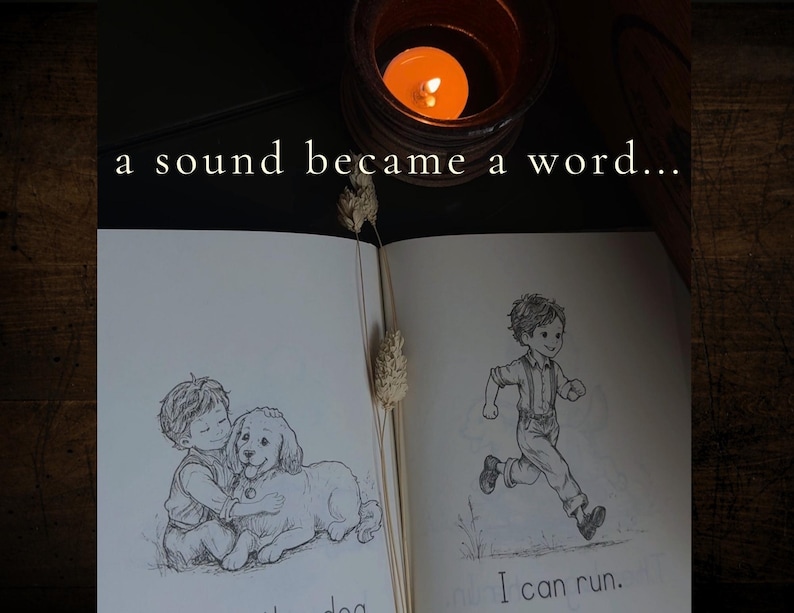 Puede incluir: Un libro abierto con ilustraciones de l&iacute;neas en blanco y negro de un ni&ntilde;o abrazando a un perro y un ni&ntilde;o corriendo, con el texto "a sound became a word..." en la parte superior y "I can run." en la inferior, iluminado por una vela.
