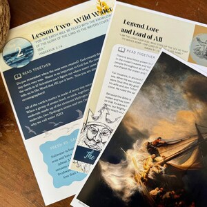 Peut inclure: Ensemble de cartes &eacute;ducatives avec texte et illustrations. Une carte affiche le texte "Lesson Two - Wild Water" et une autre "Legend Lore and Lord of All". Les cartes sont sur une surface en bois.