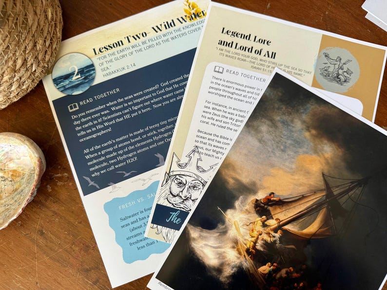 Peut inclure: Ensemble de cartes &eacute;ducatives avec texte et illustrations. Une carte affiche le texte "Lesson Two - Wild Water" et une autre "Legend Lore and Lord of All". Les cartes sont sur une surface en bois.