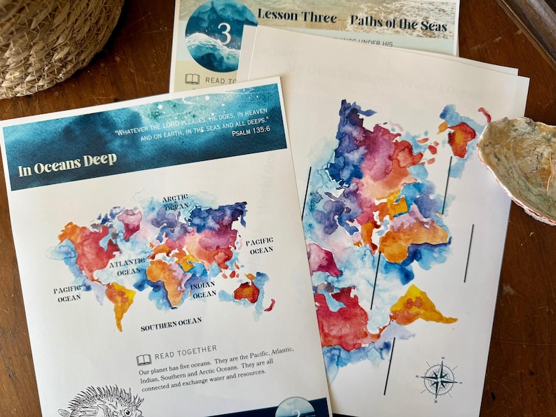 Peut inclure: Impressions de cartes du monde &agrave; l'aquarelle avec les oc&eacute;ans &eacute;tiquet&eacute;s, dont le Pacifique, l'Atlantique et l'Indien. Le texte "In Oceans Deep" et un verset biblique sont visibles. Un plan de le&ccedil;on intitul&eacute; "Lesson Three Paths of the Seas" est &eacute;galement pr&eacute;sent.