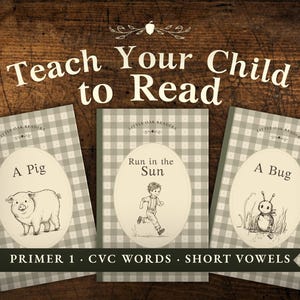 Op de afbeelding: Drie kinderboeken met de titel "Teach Your Child to Read" op een houten achtergrond. De boeken bevatten illustraties van een varken, een rennende jongen en een kever. De tekst "Primer 1 • CVC Words • Short Vowels" is ook aanwezig.