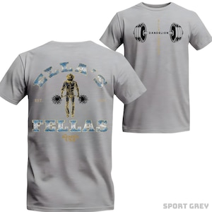 Puede incluir: Camiseta gris deportiva con un gráfico en la parte delantera y trasera. La parte delantera presenta un diseño de barra con la palabra "Dandelion". La parte trasera muestra el texto "Ella's Fellas" con una figura sosteniendo pesas. La camiseta está hecha en EE. UU.