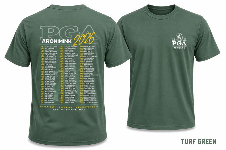 K&ouml;nnte beinhalten: T-Shirt in Rasengr&uuml;n mit der Aufschrift "PGA ARONIMINK 2026" und einer Namensliste auf der R&uuml;ckseite. Auf der Vorderseite des Shirts sind das PGA-Logo und "ARONIMINK" abgebildet. Es ist ein Rundhals-Modell.