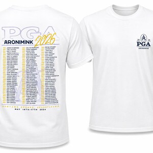 K&ouml;nnte beinhalten: Wei&szlig;es T-Shirt mit dem PGA Aronimink 2026 Logo auf der Vorderseite und einer Liste von Namen auf der R&uuml;ckseite. Das Shirt tr&auml;gt auch den Text "Newtown Square, Pennsylvania, 14.-17. Mai 2026".