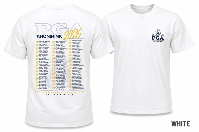 K&ouml;nnte beinhalten: Wei&szlig;es T-Shirt mit dem PGA Aronimink 2026 Logo auf der Vorderseite und einer Liste von Namen auf der R&uuml;ckseite. Das Shirt tr&auml;gt auch den Text "Newtown Square, Pennsylvania, 14.-17. Mai 2026".