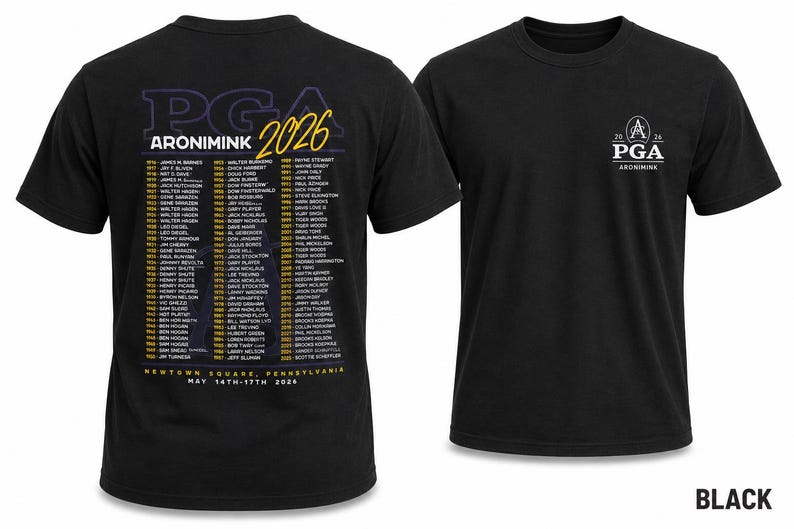K&ouml;nnte beinhalten: Schwarze T-Shirts mit PGA-Logo und Eventdetails. Ein Shirt zeigt das PGA-Logo auf der Vorderseite. Das andere Shirt hat eine Liste von Namen und Veranstaltungsinformationen, einschlie&szlig;lich "ARONIMINK 2026" und "NEWTOWN SQUARE, PENNSYLVANIA".