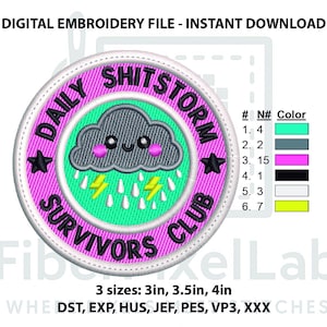 Puede incluir: Parche bordado redondo con el texto "DAILY SHITSTORM SURVIVORS CLUB". El diseño presenta una nube gris sonriente con lluvia y rayos, sobre un fondo rosa y turquesa. Disponible en tamaños de 7.6, 8.9 y 10.2 cm.