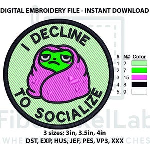 Puede incluir: Un parche bordado redondo con el texto "I DECLINE TO SOCIALIZE" que rodea a un personaje de dibujos animados envuelto en una manta rosa. El personaje tiene una cara verde y una expresión de mal humor. Disponible en tamaños de 7,6, 8,9 y 10,2 cm.