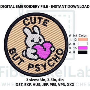 Op de afbeelding: Een ronde geborduurde patch met een wit konijn dat een gebroken roze hart vasthoudt. De woorden "CUTE" en "PSYCHO" staan in het zwart. Verkrijgbaar in 3 maten: 7,6 cm, 8,9 cm en 10,2 cm.
