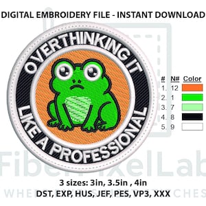 Puede incluir: Parche bordado con una rana verde y el texto "OVERTHINKING IT LIKE A PROFESSIONAL". La rana tiene ojos grandes y una expresión triste. Disponible en tamaños de 7,6 cm, 8,9 cm y 10,2 cm.