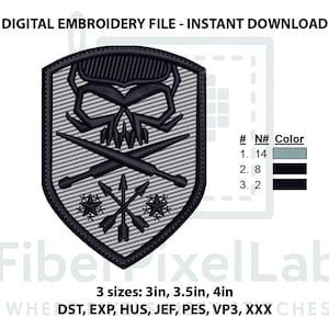 Op de afbeelding: Digitaal borduurpatroon met een schildontwerp met een schedel, gekruiste wapens en pijlen. Verkrijgbaar in drie maten: 7,6 cm, 8,9 cm en 10,2 cm. Het kleurenpalet omvat grijs en zwart. De tekst "DIGITAL EMBROIDERY FILE - INSTANT DOWNLOAD" staat bovenaan.