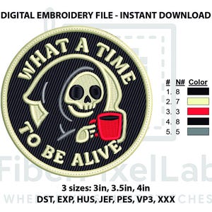 Pode incluir: Arquivo de bordado digital redondo com o texto "WHAT A TIME TO BE ALIVE" em volta de uma caveira segurando uma xícara de café vermelha. O design está em um fundo preto com uma borda creme. Disponível em 3 tamanhos: 7,6 cm, 8,9 cm e 10,2 cm.