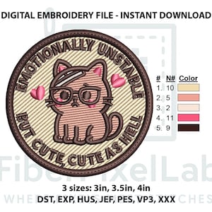 Könnte beinhalten: Digitales Stickmuster mit einer Cartoon-Katze mit Brille und dem Text „Emotionally Unstable, But Cute as Hell“. Das Design enthält rosa Herzen und ist in 3 Größen erhältlich: 7,6 cm, 8,9 cm und 10,2 cm.