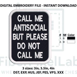 Puede incluir: Parche bordado en blanco y negro con el texto "CALL ME ANTISOCIAL BUT PLEASE DO NOT CALL ME". El parche es rectangular con esquinas redondeadas y un borde blanco. Disponible en 3 tamaños: 7.6cm, 8.9cm y 10.2cm.