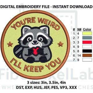 Puede incluir: Archivo de bordado digital con un mapache de dibujos animados sosteniendo un corazón rojo, con el texto "YOU'RE WEIRD I'LL KEEP YOU". El diseño es circular con un fondo verde claro y un borde marrón. Disponible en 3 tamaños: 7,6 cm, 8,9 cm y 10,2 cm.