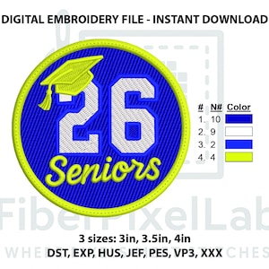 Op de afbeelding: Een digitaal borduurbestand met een blauw en geel ontwerp voor senioren. Het ontwerp bevat het witte nummer "26", een afstudeerpet en het woord "Seniors". Verkrijgbaar in maten van 7,6 cm, 8,9 cm en 10,2 cm.
